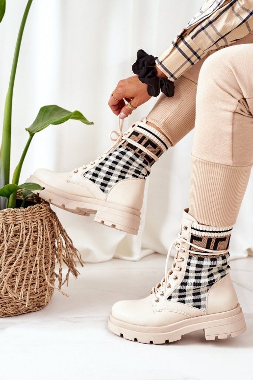 Las botas beige están hechas de tela elástica.