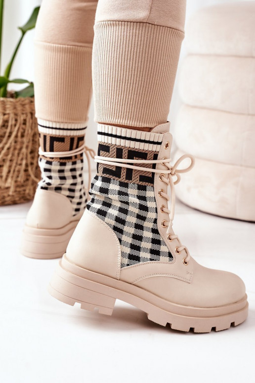 Las botas beige están hechas de tela elástica.