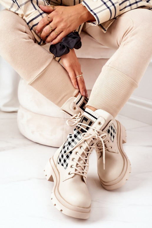 Las botas beige están hechas de tela elástica.