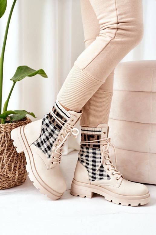 Las botas beige están hechas de tela elástica.
