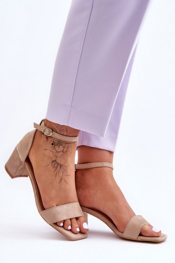 Zapatos beige con tacón bajo.