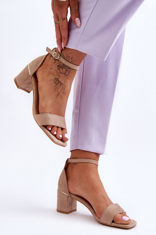 Zapatos beige con tacón bajo.