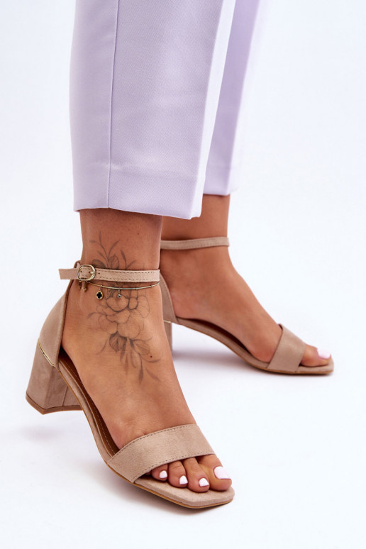 Zapatos beige con tacón bajo.
