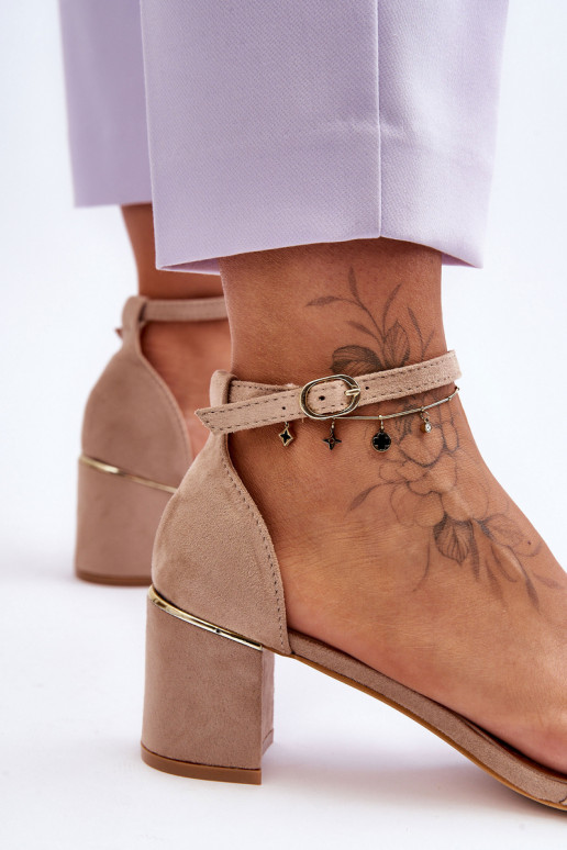 Zapatos beige con tacón bajo.