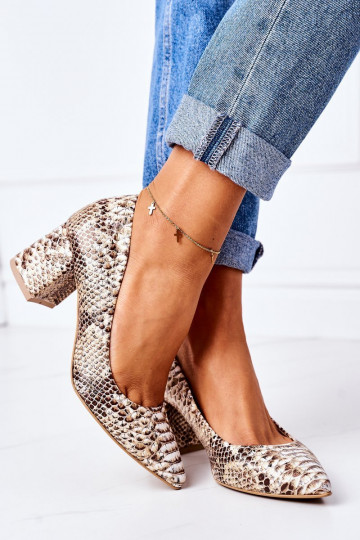 Zapatos de color dorado con estampado de serpiente. 2