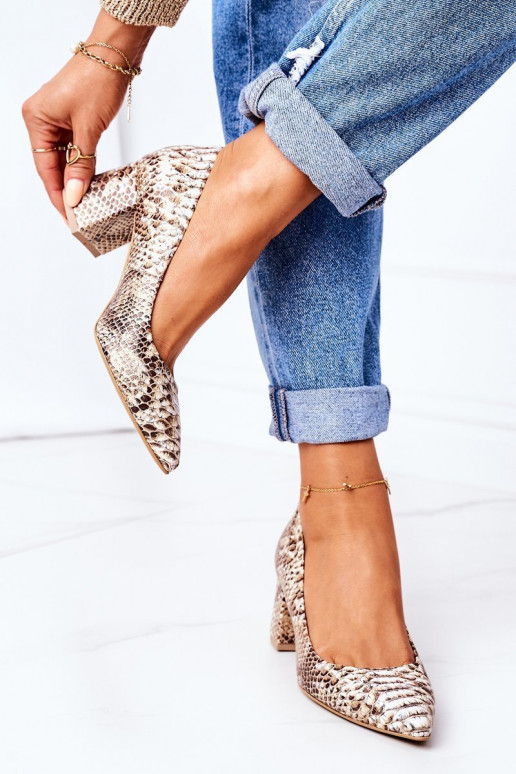 Zapatos de color dorado con estampado... Zapatos de color dorado con estampado...