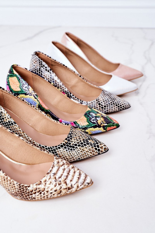 Zapatos de color dorado con estampado de serpiente.