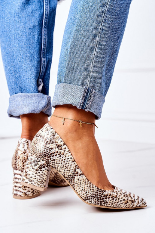 Zapatos de color dorado con estampado de serpiente.