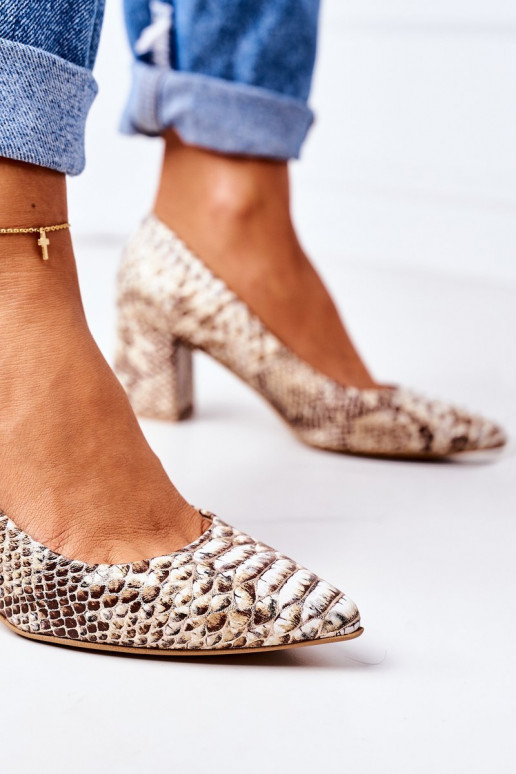 Zapatos de color dorado con estampado de serpiente.