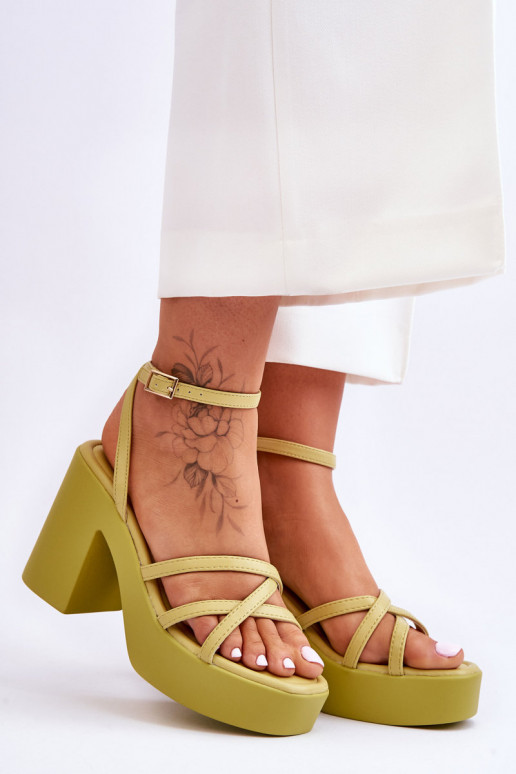 Sandalias tacón Shemira en color verde con tiras