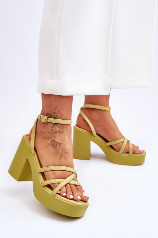 Sandalias tacón Shemira en color verde con tiras