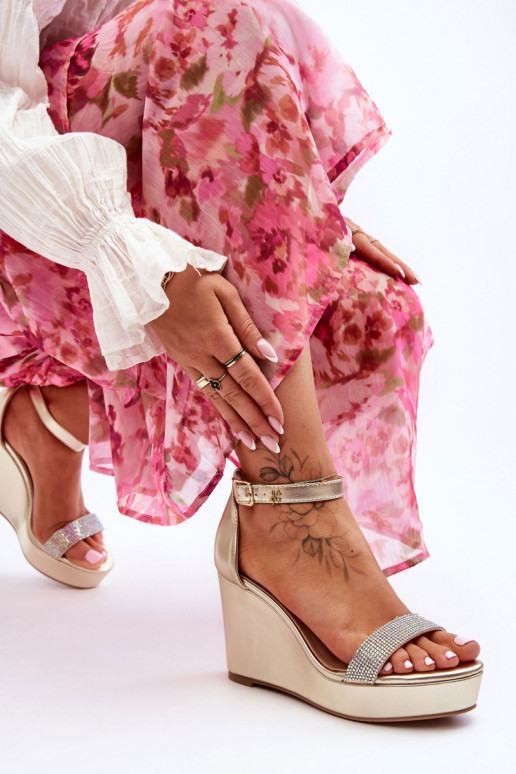 Sandalias doradas Arwen con plataforma. Sandalias doradas Arwen con plataforma.