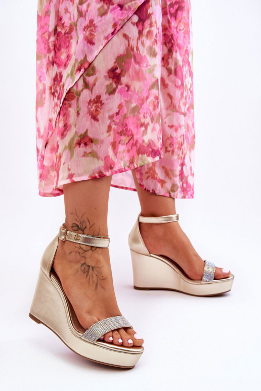 Sandalias doradas Arwen con plataforma. Sandalias doradas Arwen con plataforma.