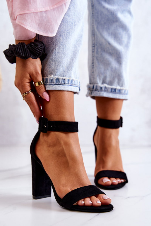 Zapatos Jacqueline de ante negro con tacón.