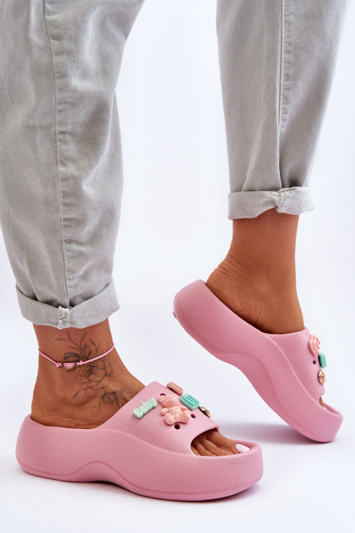 Pantuflas Lorie rosa claro con bonitos detalles