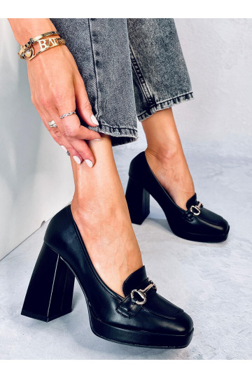 Un zapato elegante con...