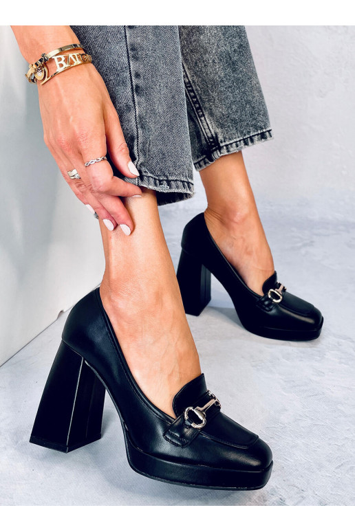 Un zapato elegante con tacón grueso...