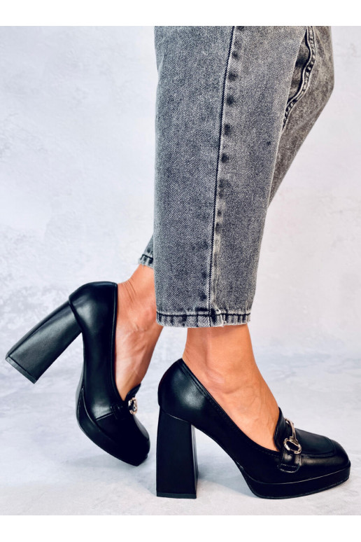 Un zapato elegante con tacón grueso...