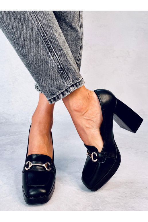 Un zapato elegante con tacón grueso...