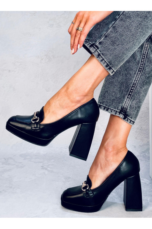 Un zapato elegante con tacón grueso...