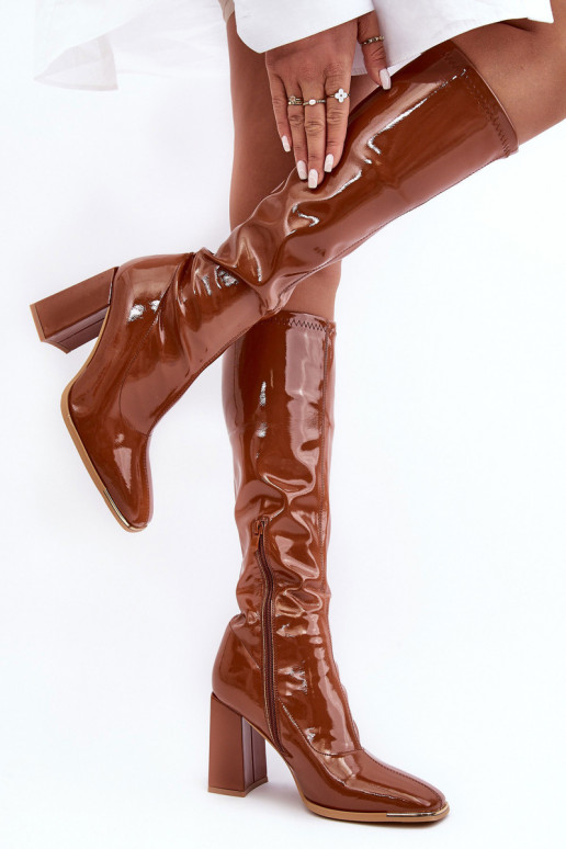 Zapatos de piel lacada con tacón...