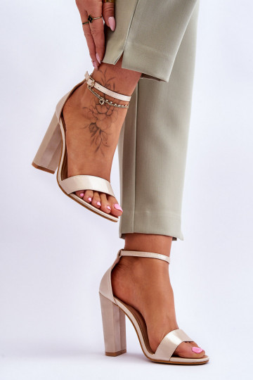 Sandalias confeccionadas en material satinado con tacón en color beige Linsy 2