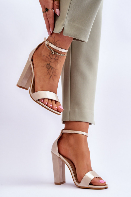 Sandalias confeccionadas en material satinado con tacón en color beige Linsy