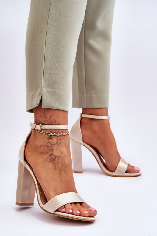 Sandalias confeccionadas en material satinado con tacón en color beige Linsy