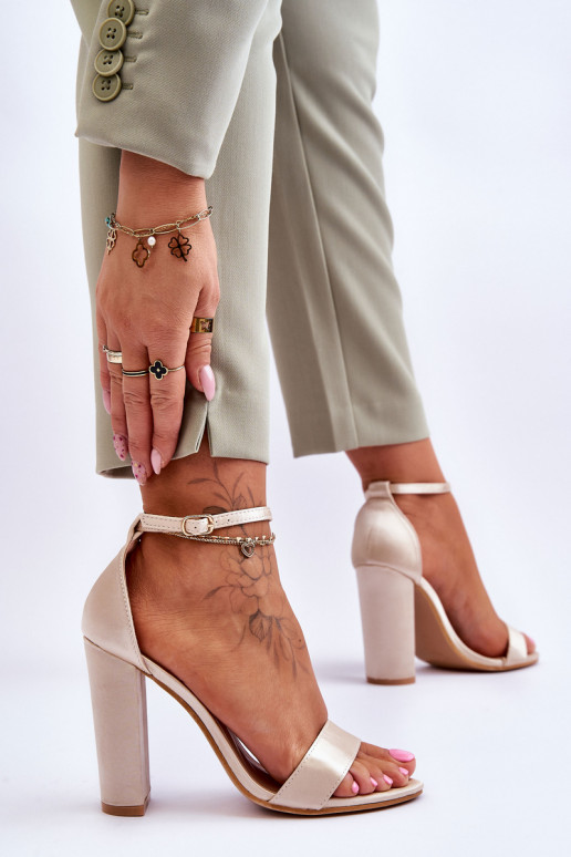 Sandalias confeccionadas en material satinado con tacón en color beige Linsy