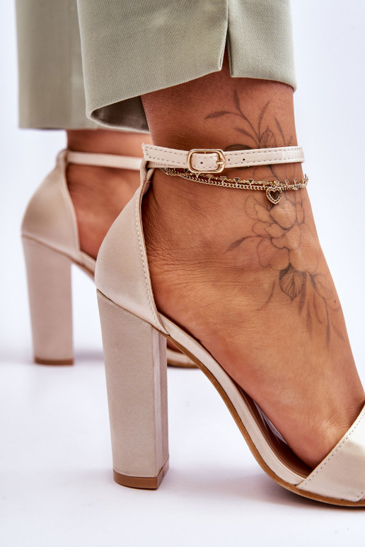 Sandalias confeccionadas en material satinado con tacón en color beige Linsy