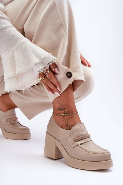 zapatos con tacones con adornos beige...