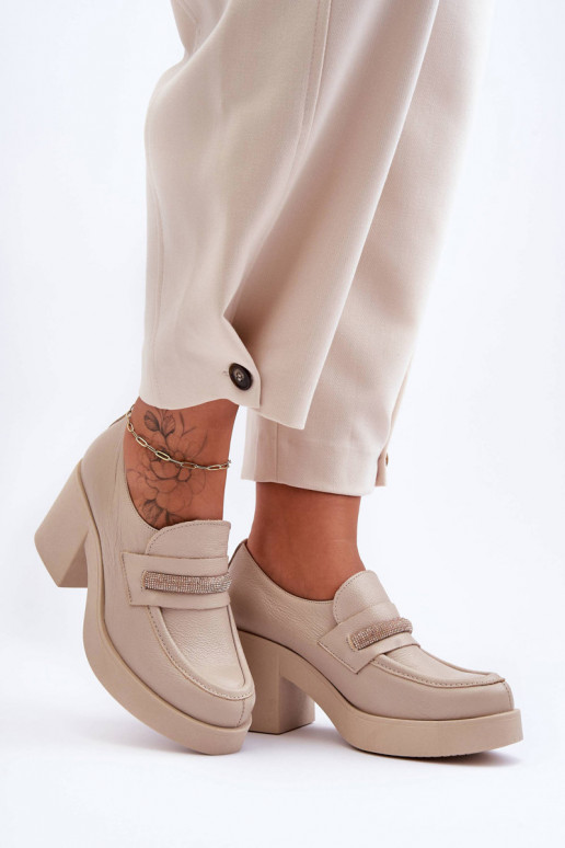 zapatos con tacones con adornos beige...