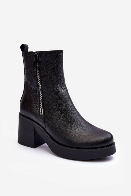 Botas con tacón ancho en color negro.