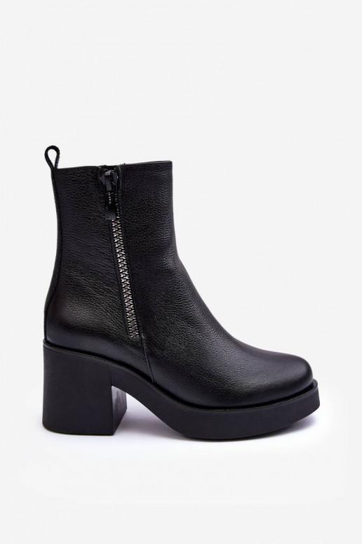 Botas con tacón ancho en color negro.