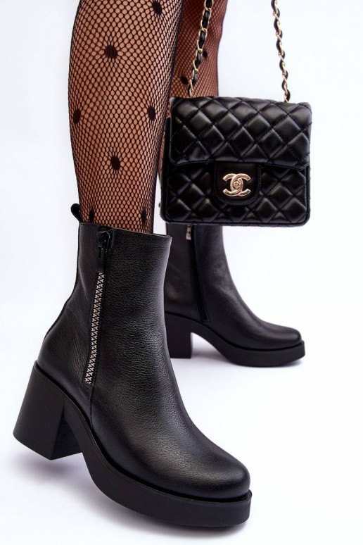 Botas con tacón ancho en color negro.