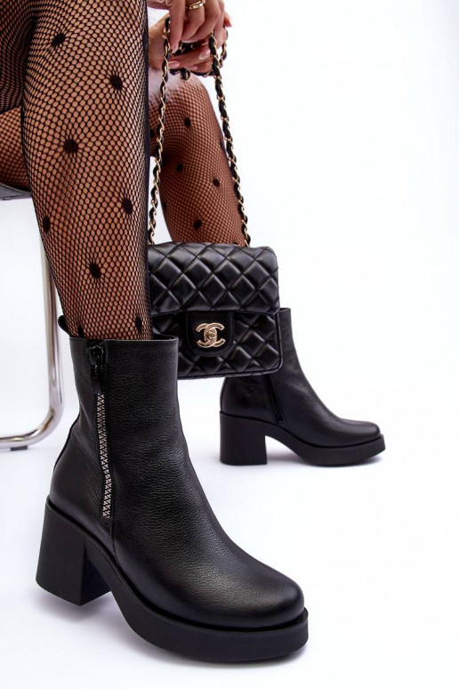 Botas con tacón ancho en color negro.