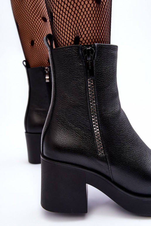 Botas con tacón ancho en color negro.