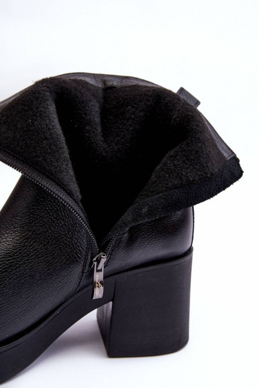 Botas con tacón ancho en color negro.