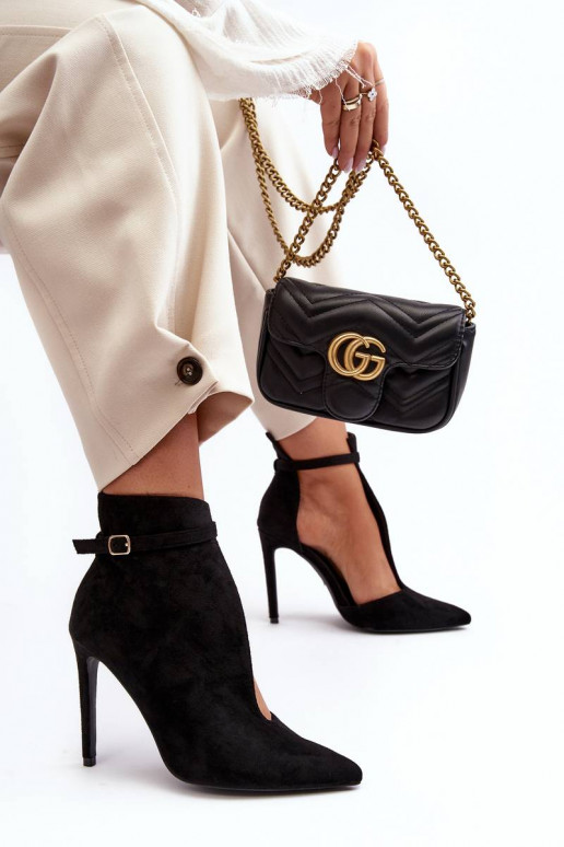 Zapatos de ante con tacón fino en... Zapatos de ante con tacón fino en...