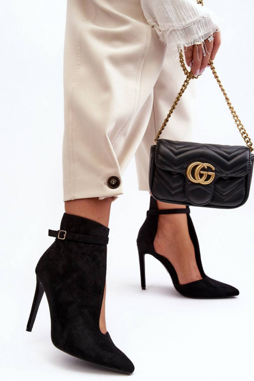 Zapatos de ante con tacón fino en... Zapatos de ante con tacón fino en...