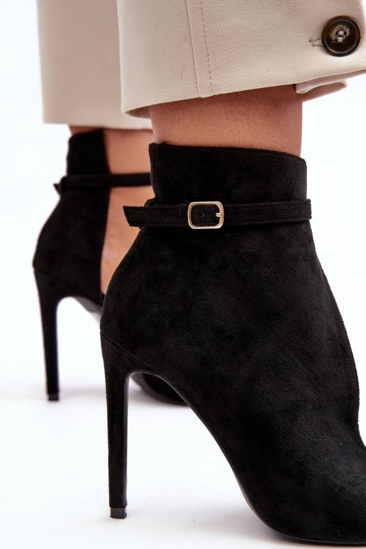 Zapatos de ante con tacón fino en color negro Amalundi