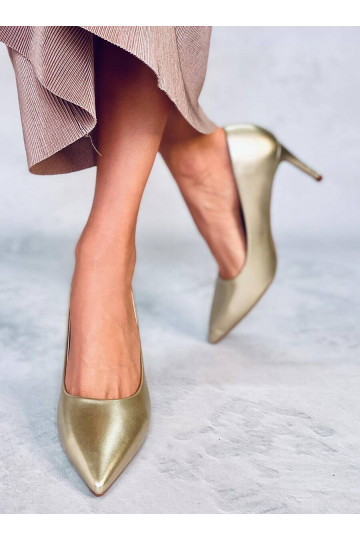 Zapatos tacón dorado...