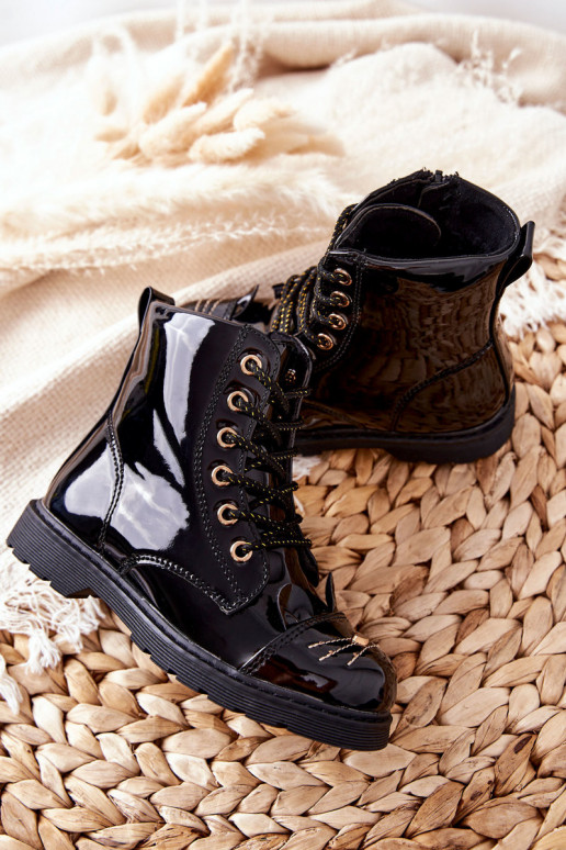 Botas negras para niños.