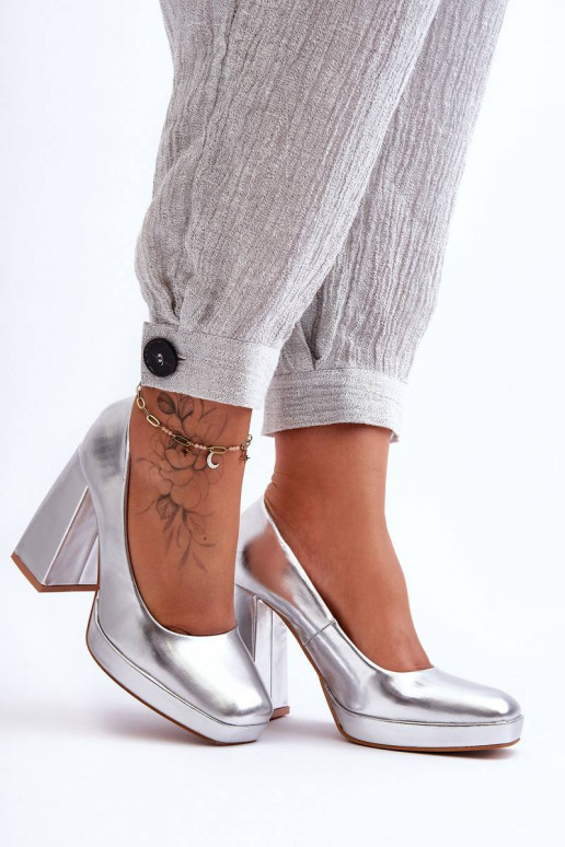 Zapatos con tacón ancho en color plata Rosalía