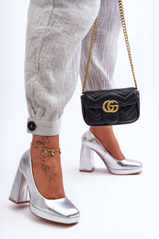 Zapatos con tacón ancho en color plata Rosalía