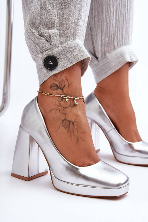 Zapatos con tacón ancho en color plata Rosalía