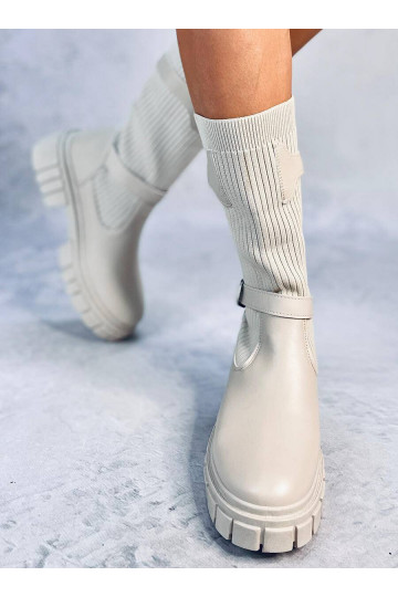Botas largas color beige... 2