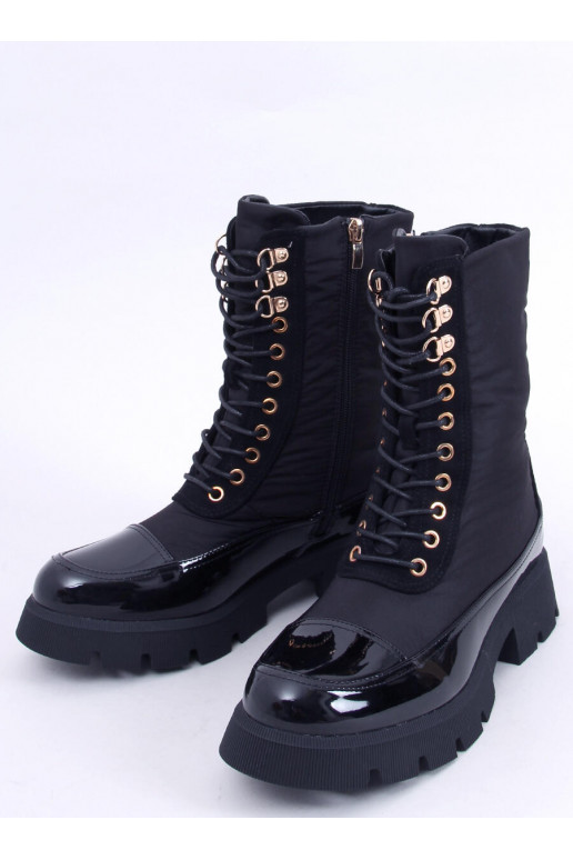 Botas con cordones en color negro...