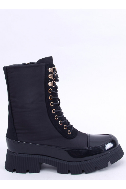 Botas con cordones en color negro...
