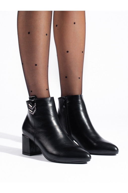 Zapatos elegantes con tacones en color negro.